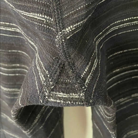 Lululemon Skinny Groove Pant II (Roll Down) Navy Striped Size 6 - Picture 9 of 10